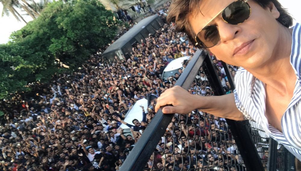 Shah Rukh Khan Greets Fans at Midnight with Signature Pose on 58th Birthday, Says ‘I Am a Mere Actor