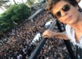 Shah Rukh Khan Greets Fans at Midnight with Signature Pose on 58th Birthday, Says ‘I Am a Mere Actor
