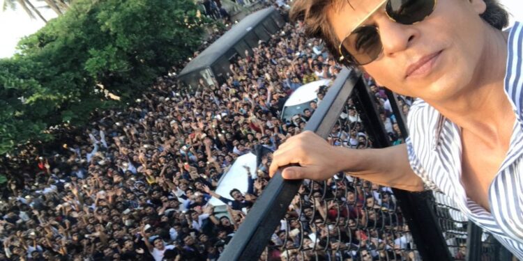 Shah Rukh Khan Greets Fans at Midnight with Signature Pose on 58th Birthday, Says ‘I Am a Mere Actor